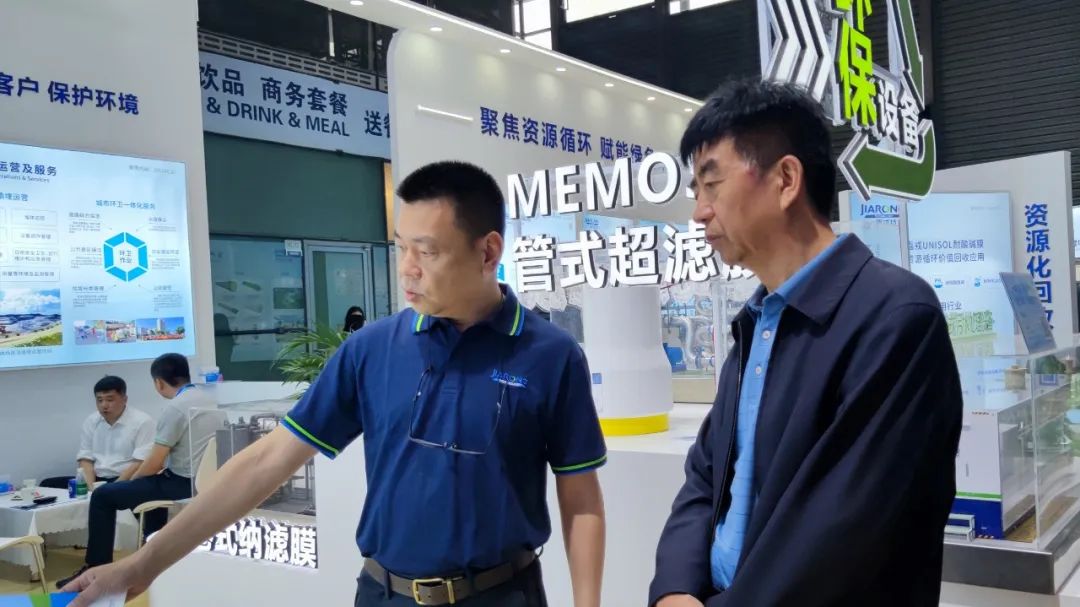 嘉戎技术总经理蒋林煜与客户交谈 嘉戎技术总经理蒋林煜与客户交谈