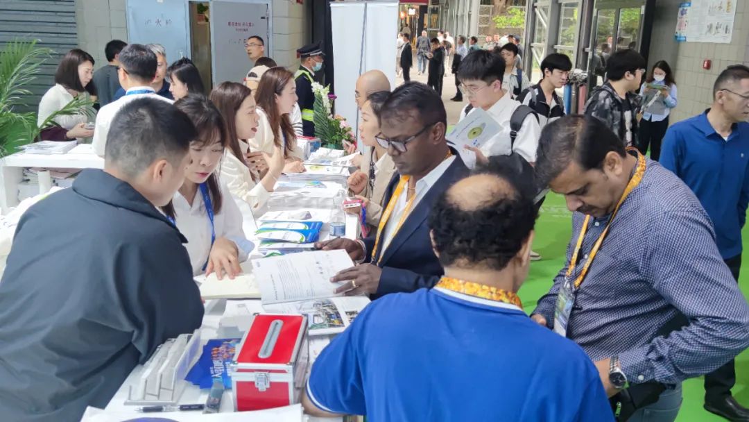 东南亚客户光临嘉戎技术展台咨询污水处理 东南亚客户光临嘉戎技术展台咨询污水处理